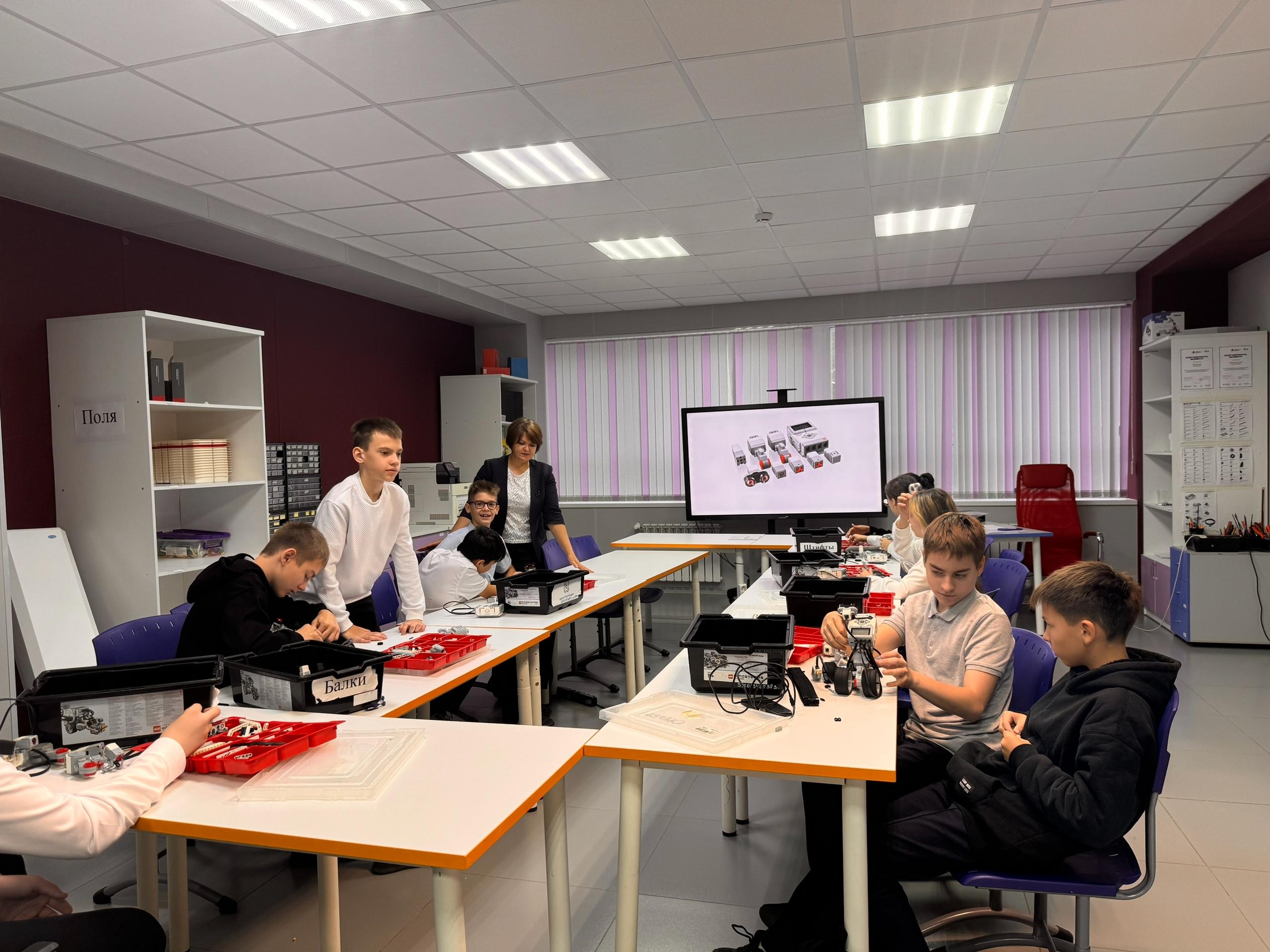 ​В Детском технопарке "Кванториум" ГАУ ДПО ИРО ОО стартовала программа "Технопрактикум", которая направлена на развитие технологических навыков